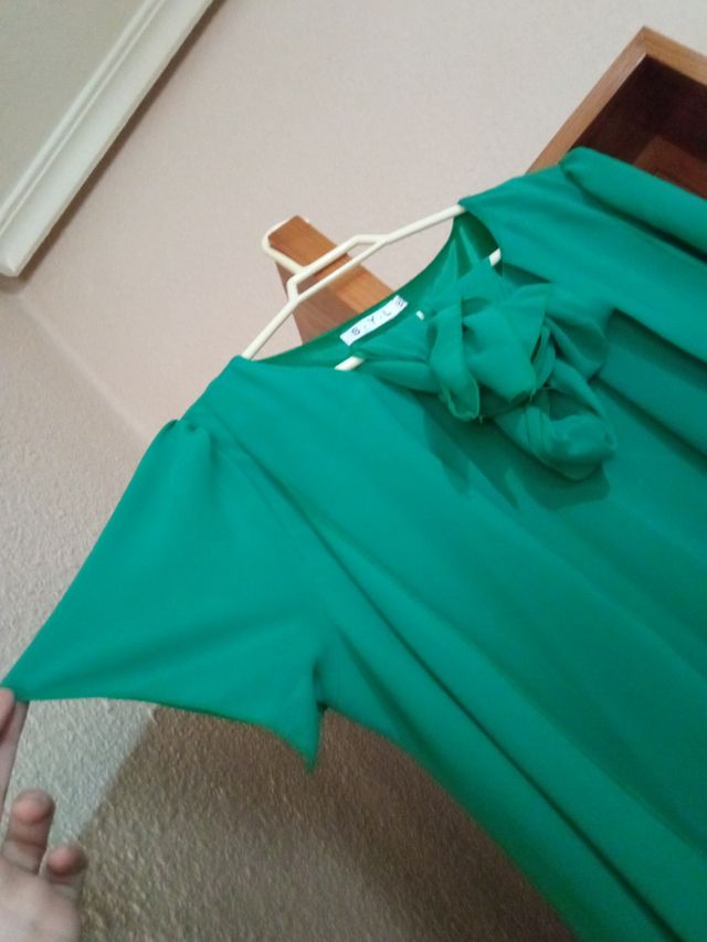 Dos vestidos sin marca