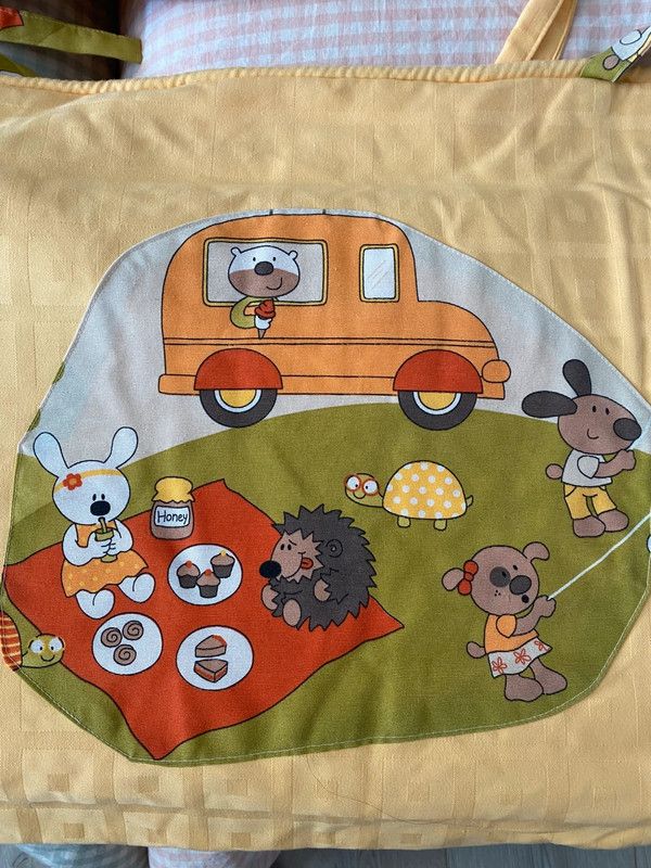 Chichonera amarilla con dibujos para cuna