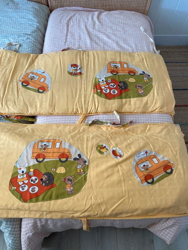 Chichonera amarilla con dibujos para cuna