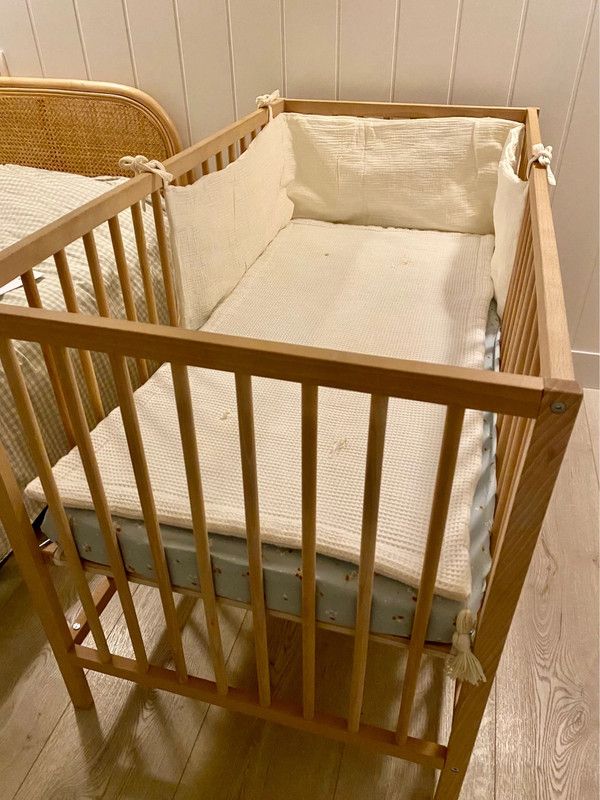 Chichonera amarilla con dibujos para cuna