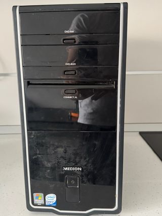 Ordenador antiguo sin disco duro con dvd y grabado
