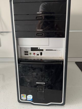 Ordenador antiguo sin disco duro con dvd y grabado