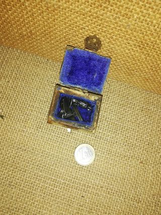 Cajita joyero de hueso y metal,