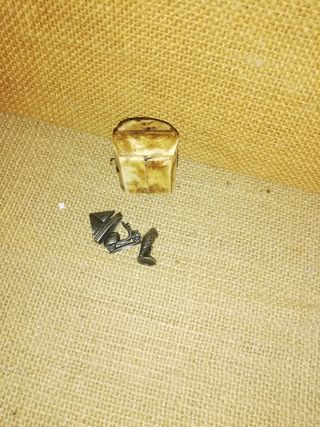 Cajita joyero de hueso y metal,