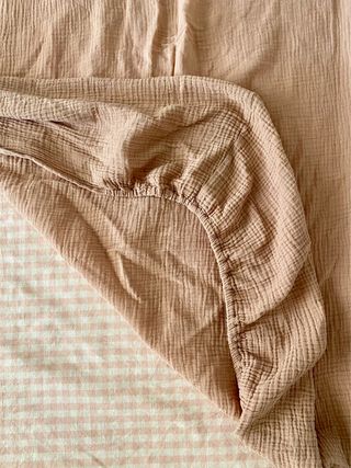 Sábana bajera para cuna color natural - Mushie