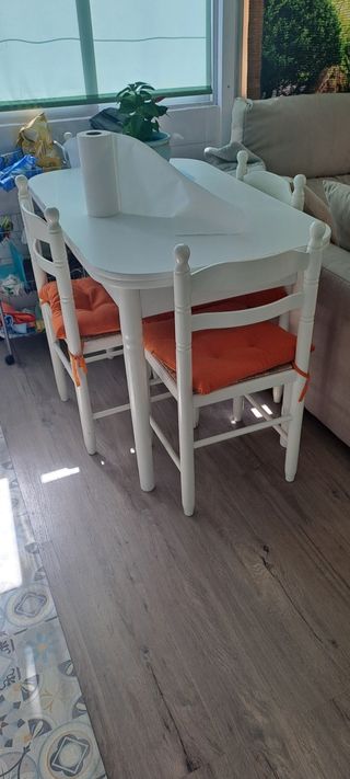 Mesa de cocina con 4 sillas
