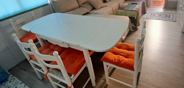 Mesa de cocina con 4 sillas