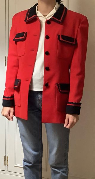 Chaqueta alta costura color roja. Estilo Chanel