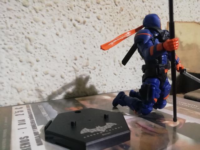 Deastroke figura articulada nuevo