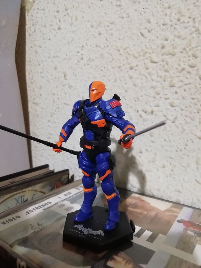 Deastroke figura articulada nuevo