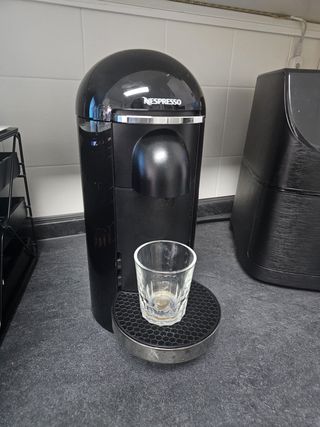 Cafetera Nespresso vertuo plus.