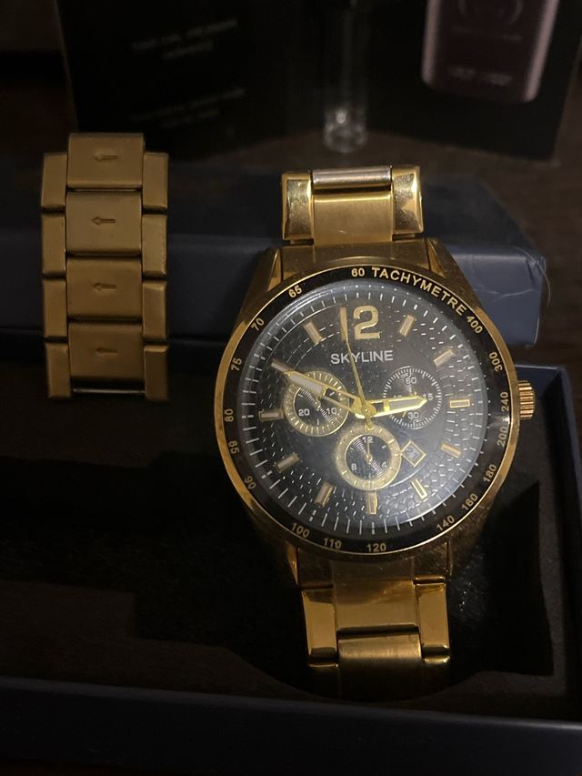 Reloj skyline dorado