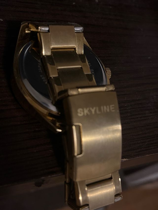 Reloj skyline dorado