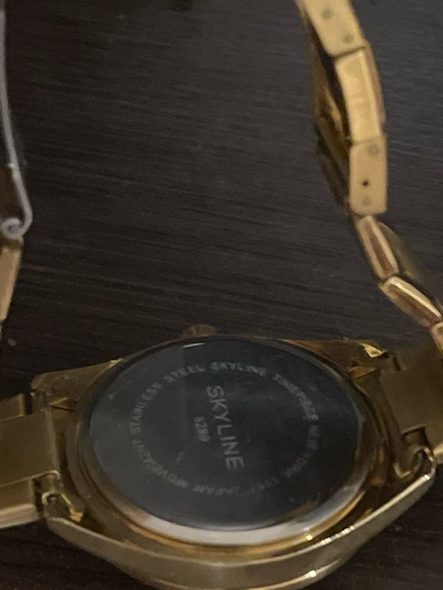 Reloj skyline dorado