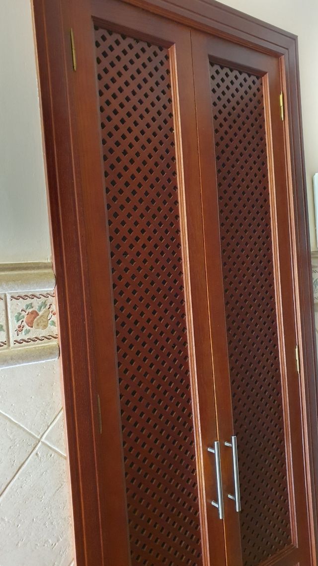 Puerta madera con rejilla