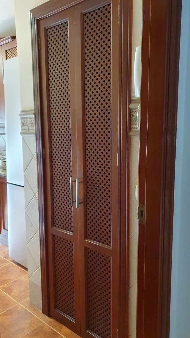 Puerta madera con rejilla