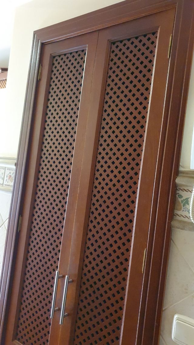 Puerta madera con rejilla