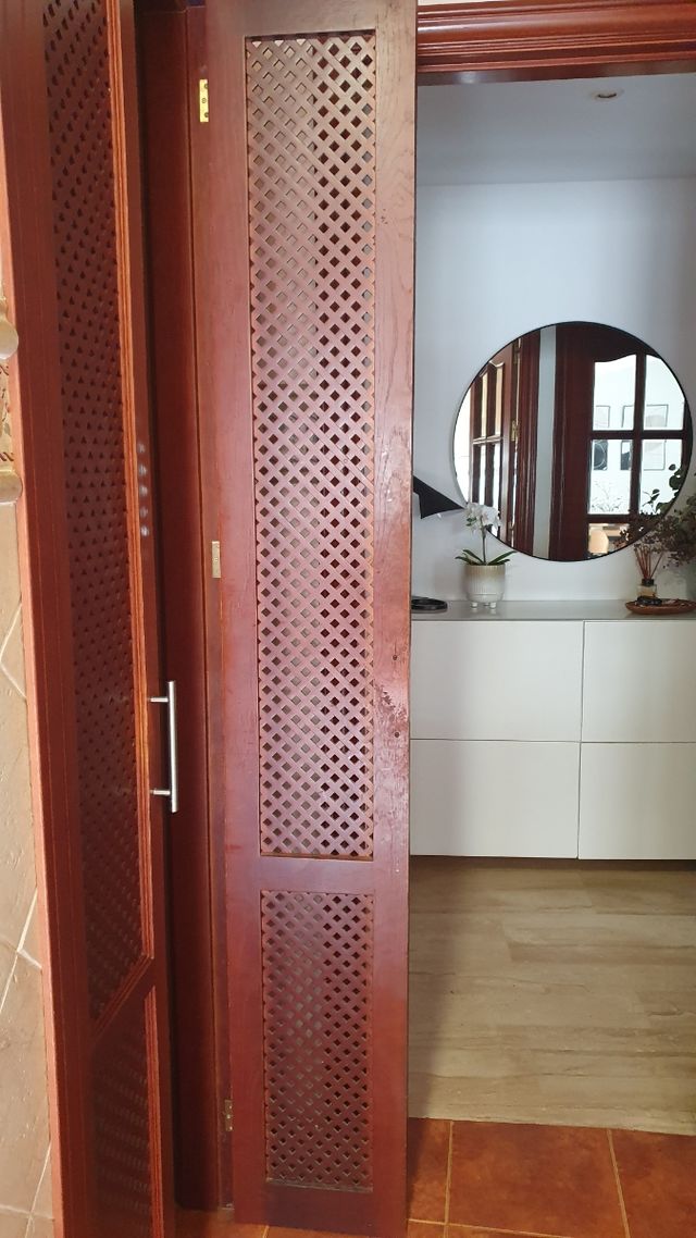 Puerta madera con rejilla