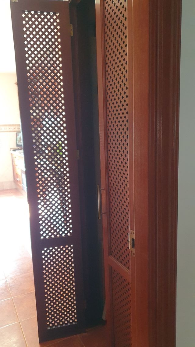 Puerta madera con rejilla