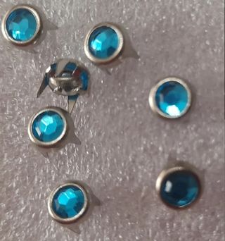 Lote 25 tachuelas - 6 modelos