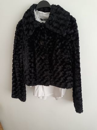 Chaqueta de pelo negra