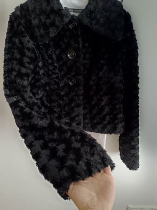 Chaqueta de pelo negra