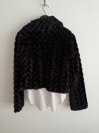 Chaqueta de pelo negra