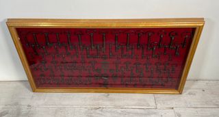 Colección de llaves antiguas y candados de época.