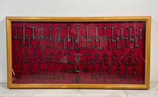 Colección de llaves antiguas y candados de época.