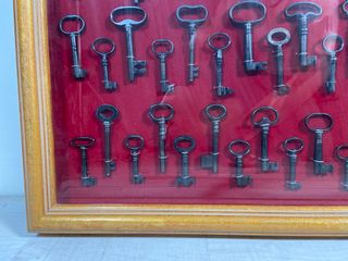 Colección de llaves antiguas y candados de época.