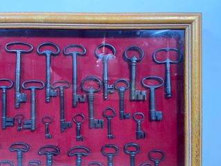 Colección de llaves antiguas y candados de época.