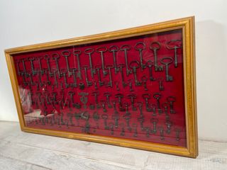 Colección de llaves antiguas y candados de época.