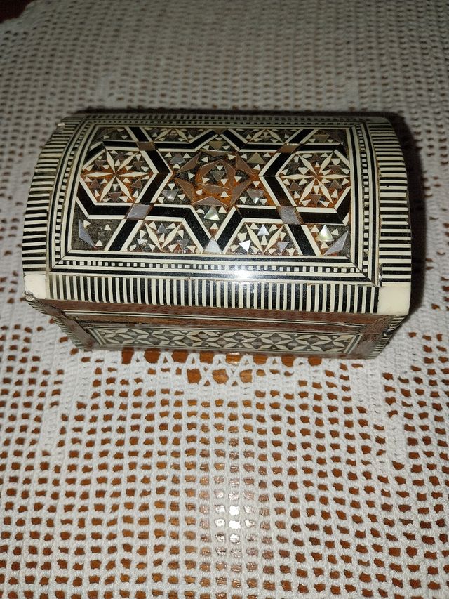 Portagioie in legno proveniente dall'Egitto