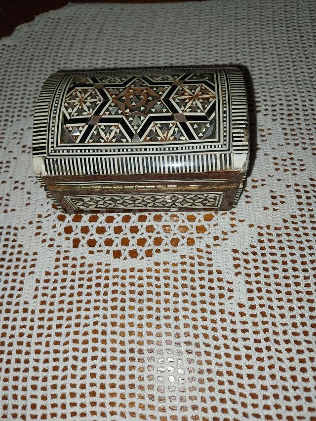 Portagioie in legno proveniente dall'Egitto