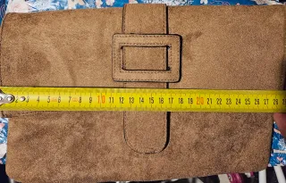 Bolso ante sobre marrón serraje hebilla decorativa