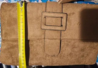 Bolso ante sobre marrón serraje hebilla decorativa