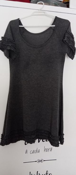 Vestido mujer gris. Tela gordita. Adorno.