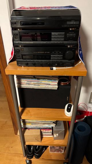 TOCADISCOS CON DISCOS Y  MUEBLE