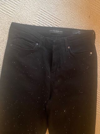 Pantalon brillos guess