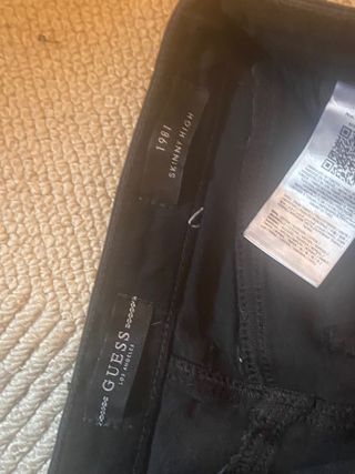 Pantalon brillos guess