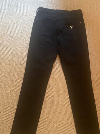Pantalon brillos guess