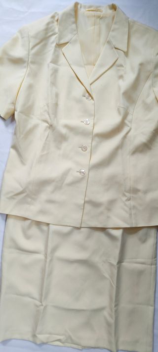 Traje amarillo falda