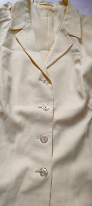 Traje amarillo falda