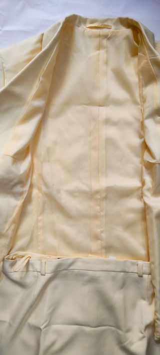 Traje amarillo falda