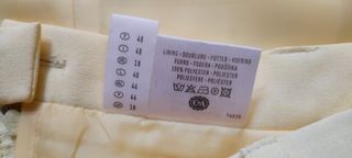 Traje amarillo falda