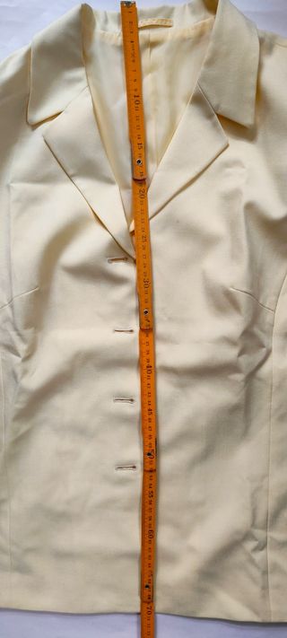 Traje amarillo falda