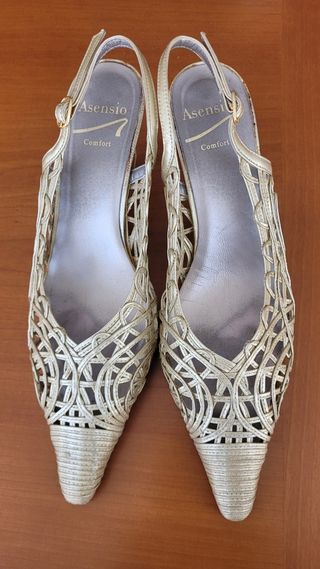 Sandalias caladas piel doradas