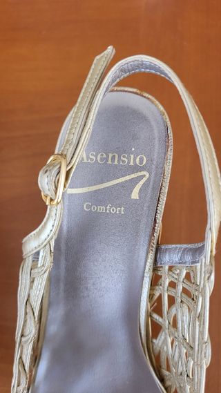 Sandalias caladas piel doradas