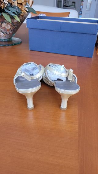 Sandalias caladas piel doradas