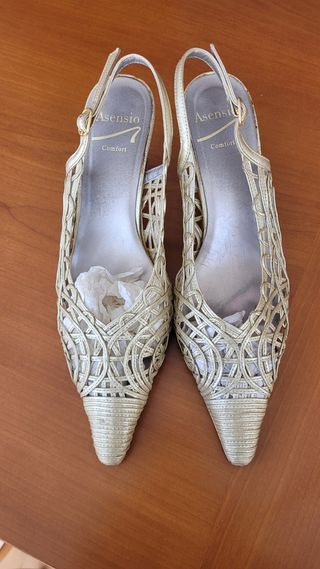 Sandalias caladas piel doradas